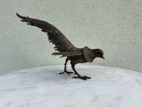 Antikvarinė masyvaus žalvario skulptūra „Skrendantis fazanas“ (1,2 kg, 45x27 cm)