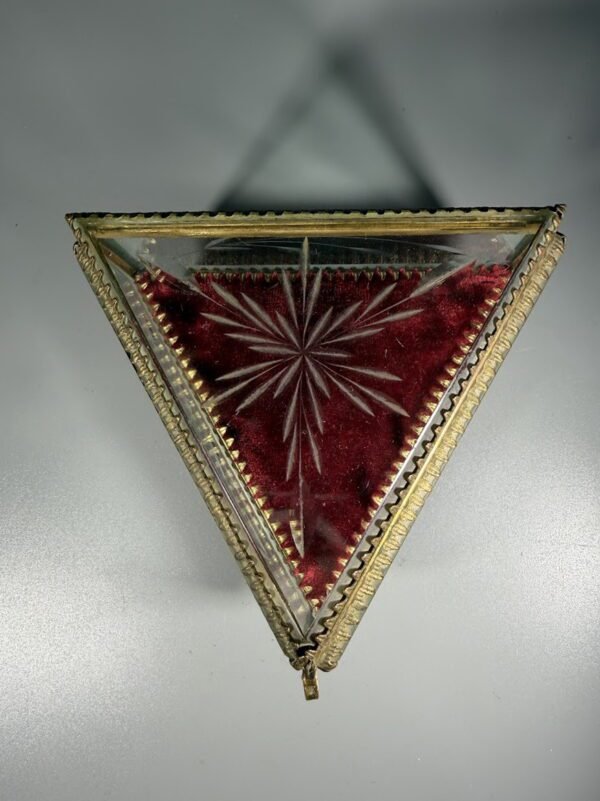 Kolekcinė SSRS stiklinė papuošalų dėžutė „Žvaigždė“ (1950–1960 m., 8 cm)