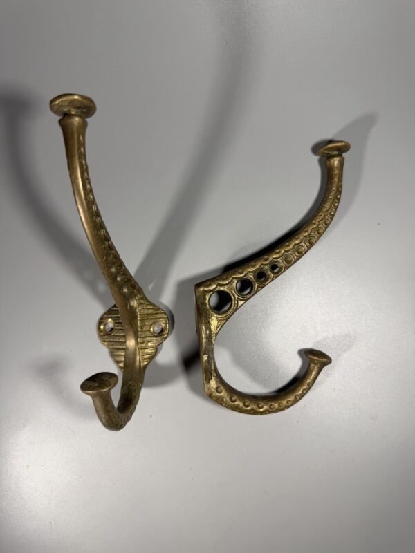 Masyvus žalvarinis sieninis kablys, kabliukas, kabykla su geometriniu reljefu (6 vnt. po 23 e., 16 cm)