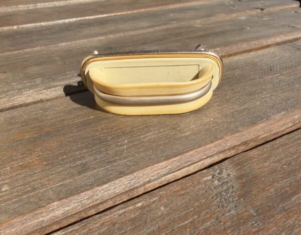 Vintažinė sovietinė, tarybinių laikų (LTSR / PSRS) plastiko ir metalo baldų rankenėlė su gamyklos logotipu ir kaina „Ц65К“ (8 x 3 cm, 4 vnt.)