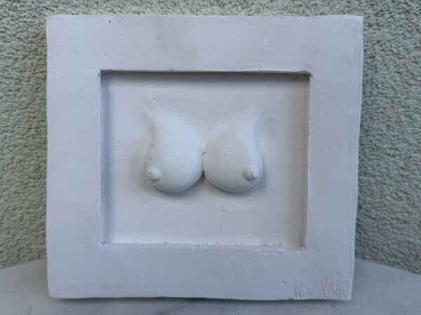 Autorinis gipsinis bareljefas „Krūtys“ – autorė Nicole Vider (16 x 18 cm)