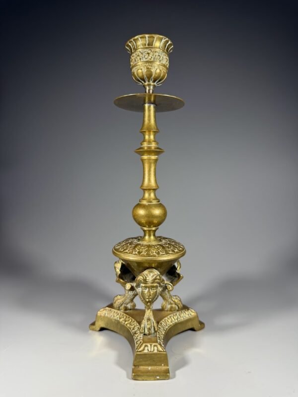 Antikvarinė Istorizmo epochos žalvarinė žvakidė su maskaronais ir liūto kojelėmis (Aukštis 21 cm, ~1880–1910 m.)