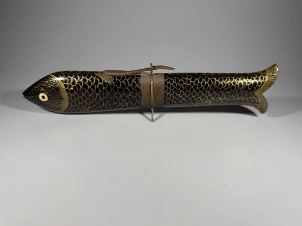 Antikvarinis, vintažinis mėsos pjaustymo rinkinys „Žuvis“ (Peilis ir šakutė dėkle, žalvaris/medis, Indija, 1940–1960 m., 25 cm.)