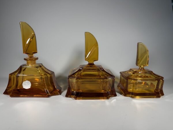 Autentiškas tarpukario Art Deco gintarinio stiklo tualetinis rinkinys (Čekoslovakija, aukštis: 15 / 14 / 12 cm)