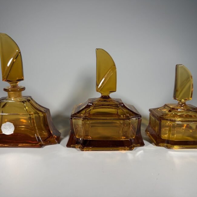 art-deco-gintarinio-stiklo-tualetinis-rinkinys.jpg art-deco-gintarinio-stiklo-tualetinis-rinkinys.jpg