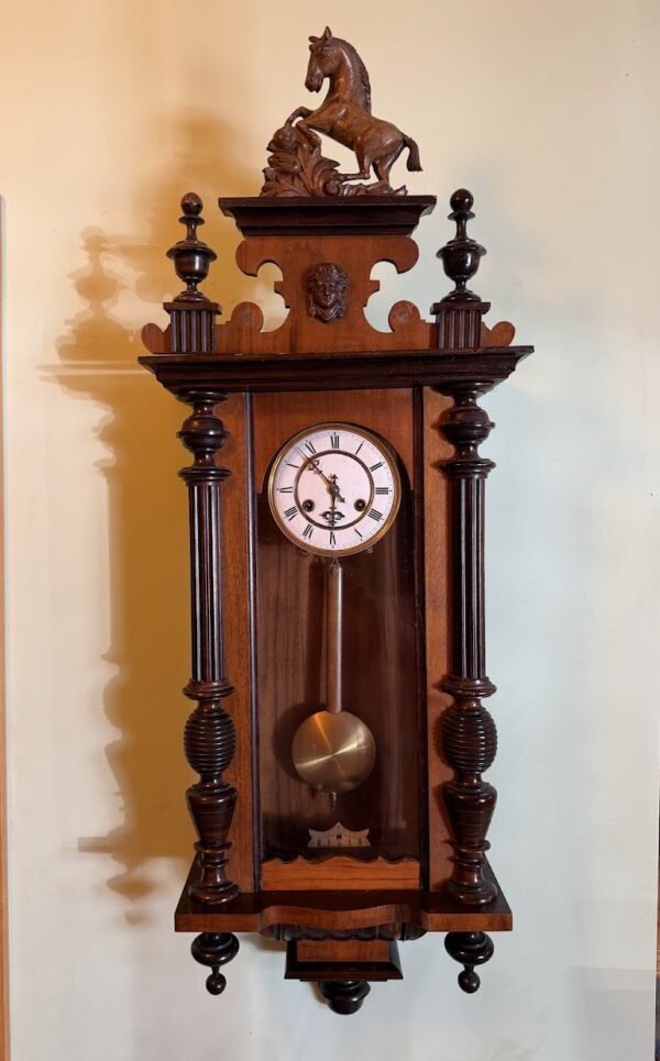 Antikvarinis „Belle Époque“ laikotarpio sieninis laikrodis „Junghans“ su žirgo skulptūra (1890–1910 m., aukštis 87 cm, veikiantis)