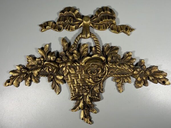 Didelė prancūziška Liudviko XVI stiliaus žalvarinis papuošimas, dekoratyvinis elementas, aplikacija „Gėlių krepšelis“ (MICHIELS L.M. Déposé, 15 x 21 cm, 2 vnt.)