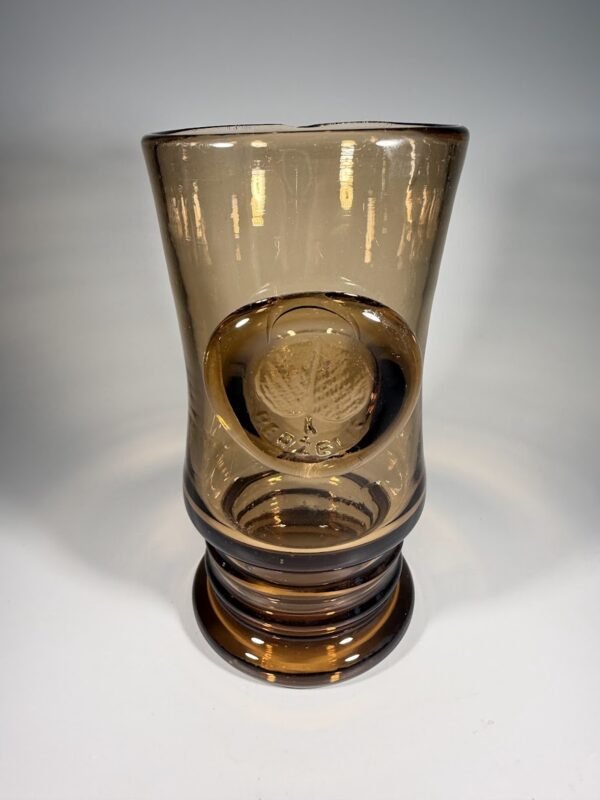 Išskirtinė vintažinė sovietinė, tarybinių laikų Kauno alaus baro-restorano „Berželis“ dūminio stiklo stiklinė su reljefu (17 cm) 2 vnt.