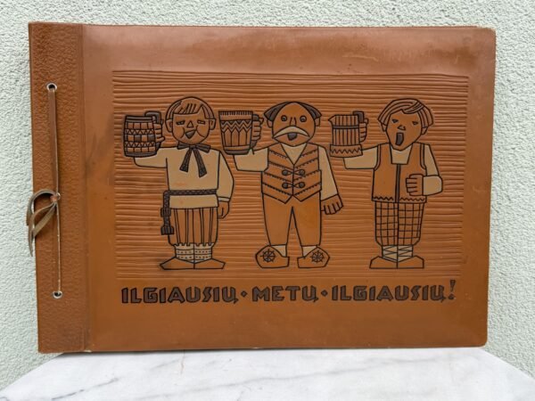 Didelis retro odinis fotoalbumas su reljefiniu viršeliu „Ilgiausių metų, ilgiausių!“ (34 × 48 cm)