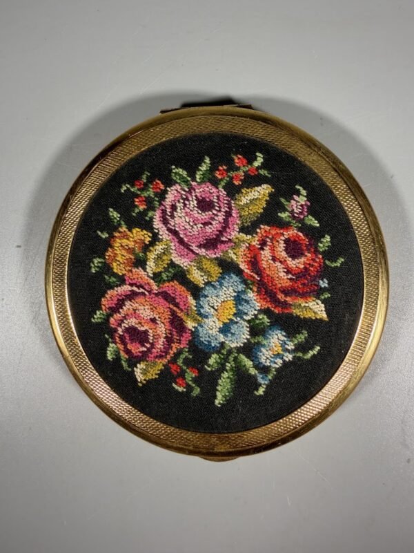 Išskirtinė vintažinė „Golden Seal“ pudrinė su Petit Point siuvinėjimu (Vakarų Vokietija, 9 cm)