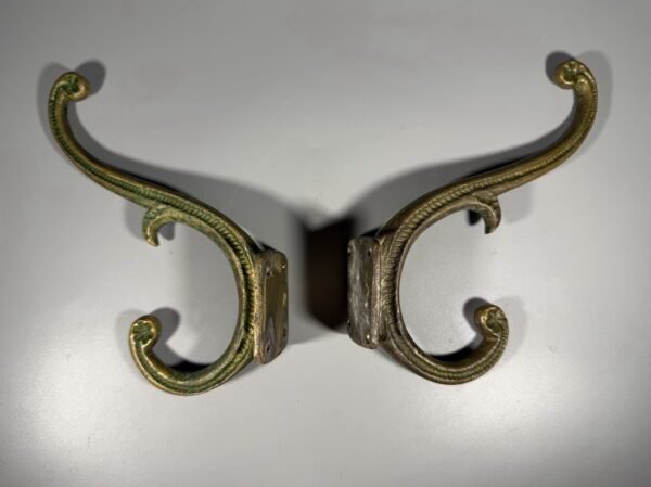 Masyvus žalvarinis sieninis kablys. kabliukas, kabykla (2 vnt. po 22 e., 14 cm)
