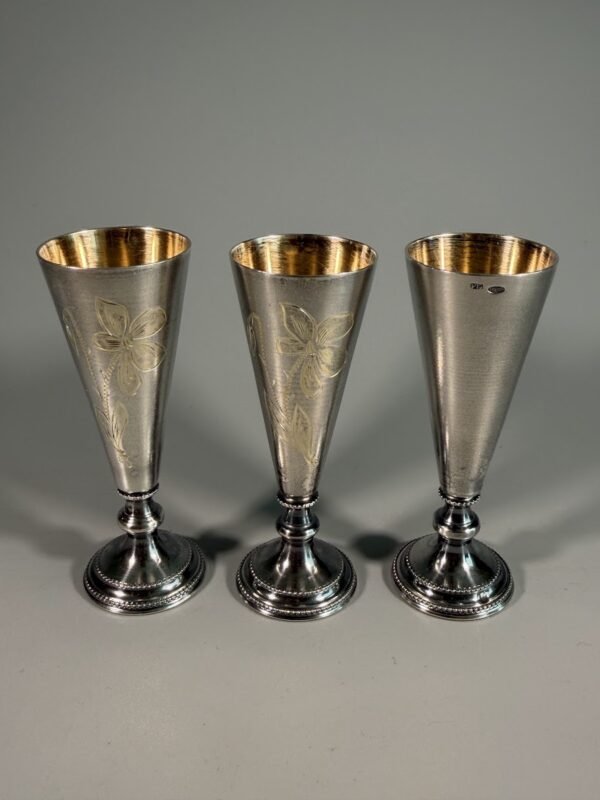 Sovietinė, tarybinių laikų Rygos fabriko sidabrinė taurelė su graviravimu (875 praba, 1958–1968 m., 8 cm)