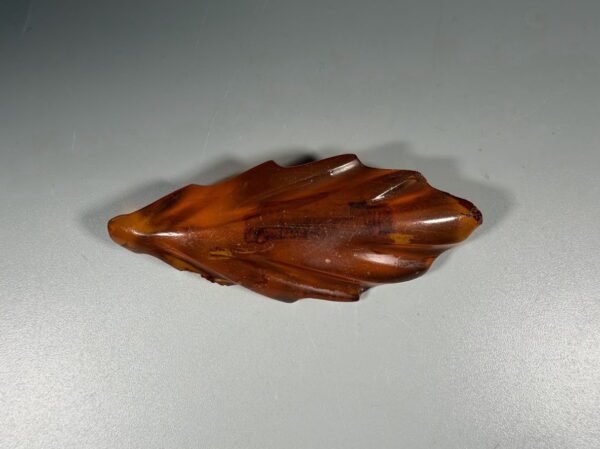 Vintažinė natūralaus Baltijos gintaro segė „Lapas“ (1960-1980 m., 9 g, 7x3 cm)