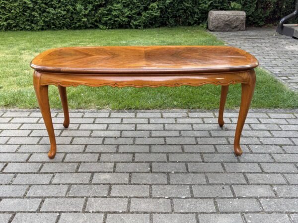 Klasikinis vintažinis nedidelis ovalus kavos staliukas su intarsija (123 × 59 cm, aukštis 55 cm)