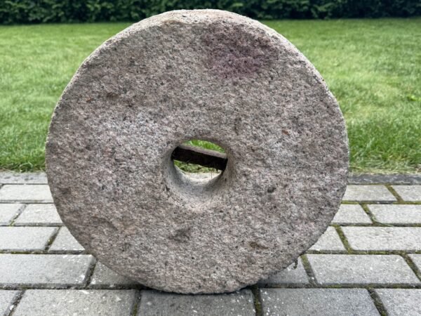 Antikvarinė girnapusė, girna su metaliniu kaitu (sk. 40 cm, h 14 cm)