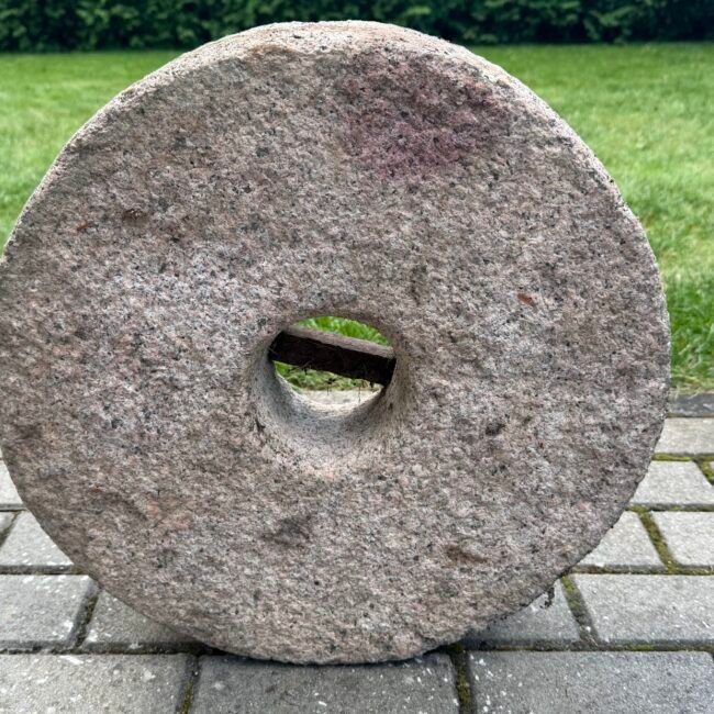 antikvarine-akmenine-girnapuse-su-metaliniu-kaitu-skersmuo-40-cm