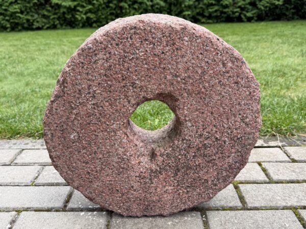 Antikvarinė rausvo granito girnapusė, girna (sk. 46 cm, storis 12 cm)