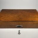 medine-antikvarine-dezute-su-rakteliu-ir-spyna-6x15x27cm