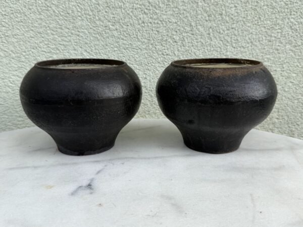 Senovinis ketaus puodas Sagonas (špižinis indas su emaliuotu vidumi, 10 cm / 1 l)
